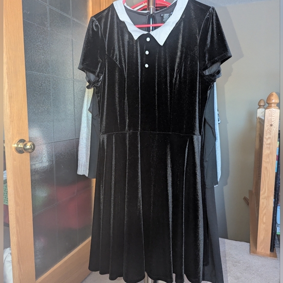 Hot Topic Dresses & Skirts - Hot Topic Black Velvet Dress with White Collar
